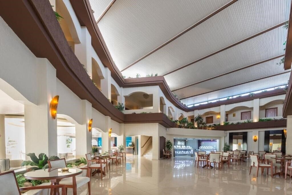 Готель Sandy Beach 4*