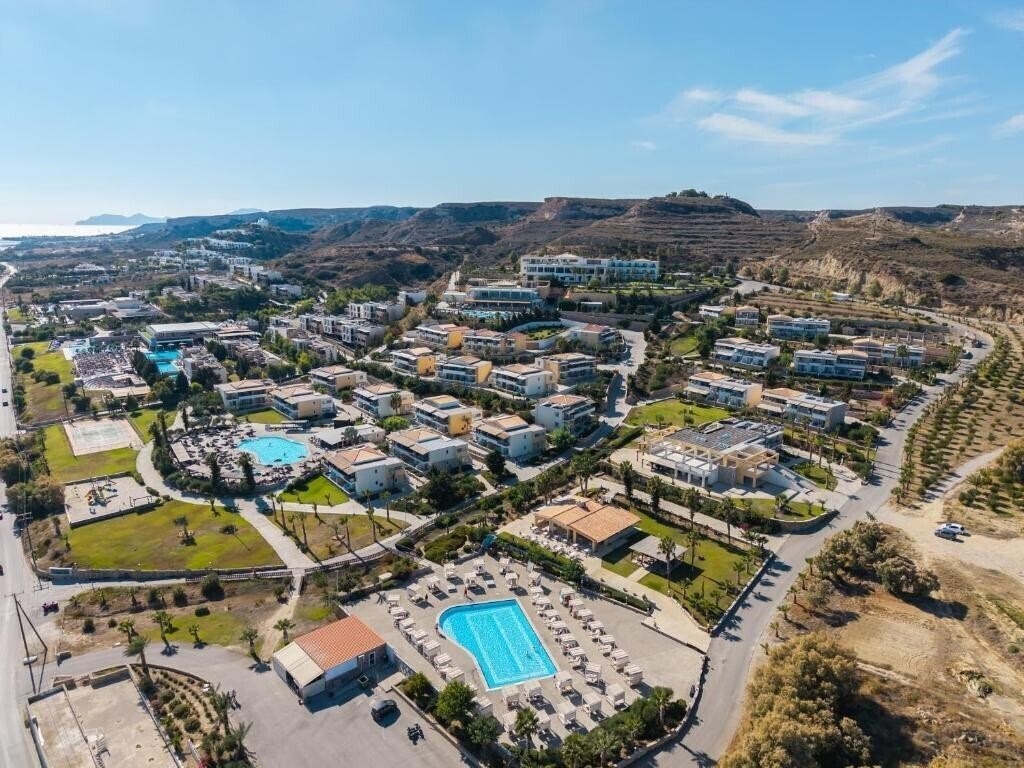 Готель Grand Blue Beach Hotel 5*
