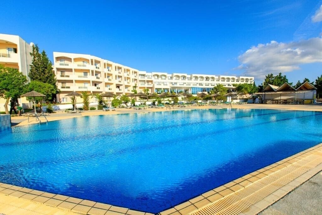 Готель Sovereign Beach Hotel 5*