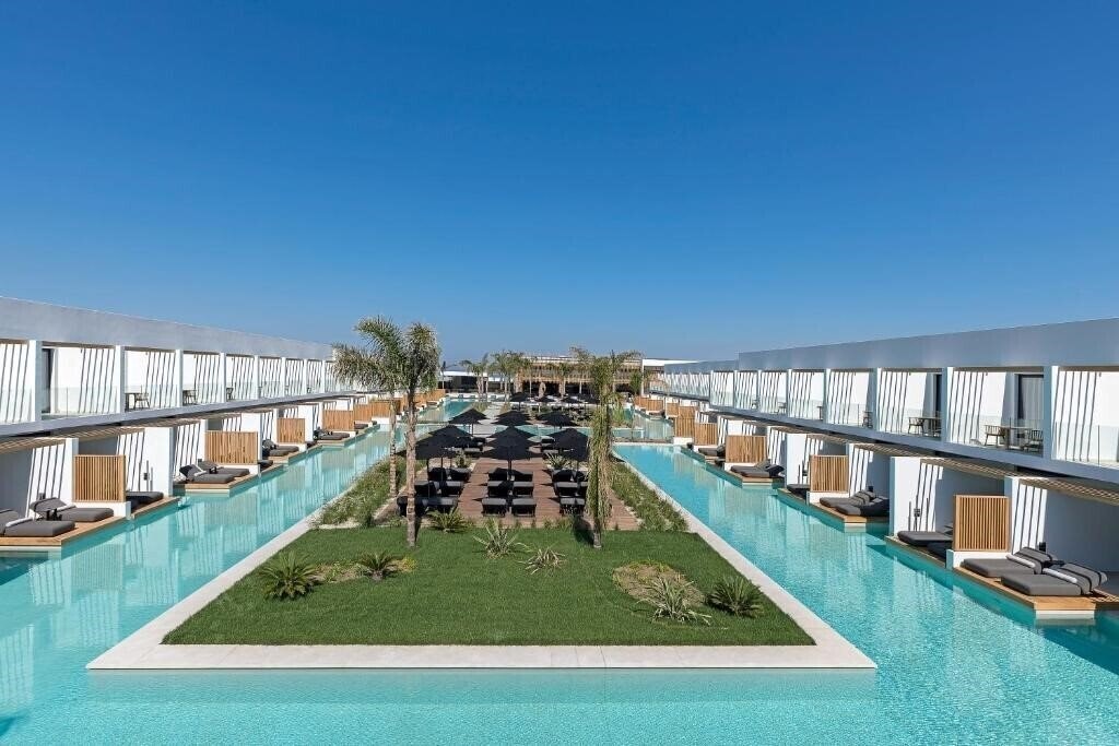 Готель Dandrea Lagoon 5*