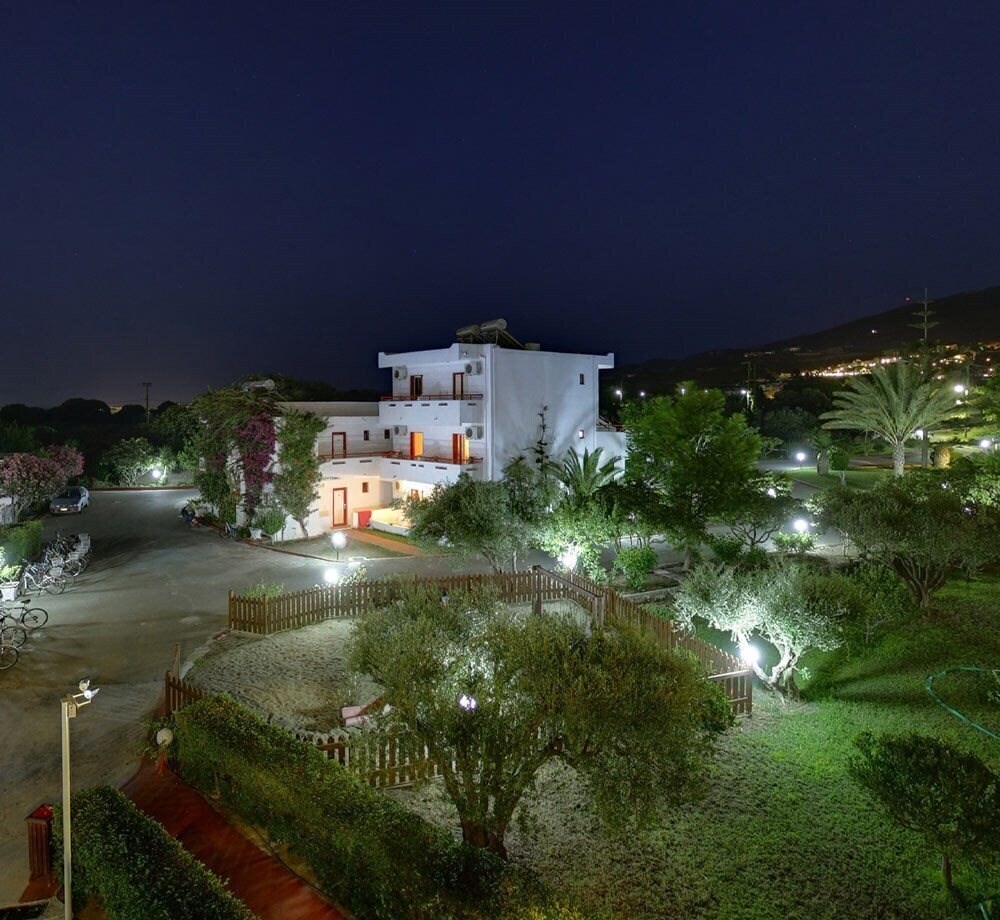 Фото Sandys Studios & Log Villas отель без категории
