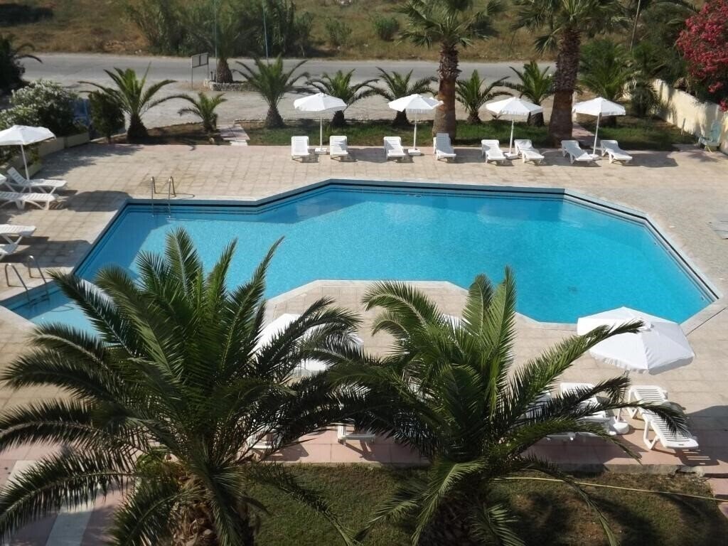 Готель Leonidas Hotel & Studios 2*