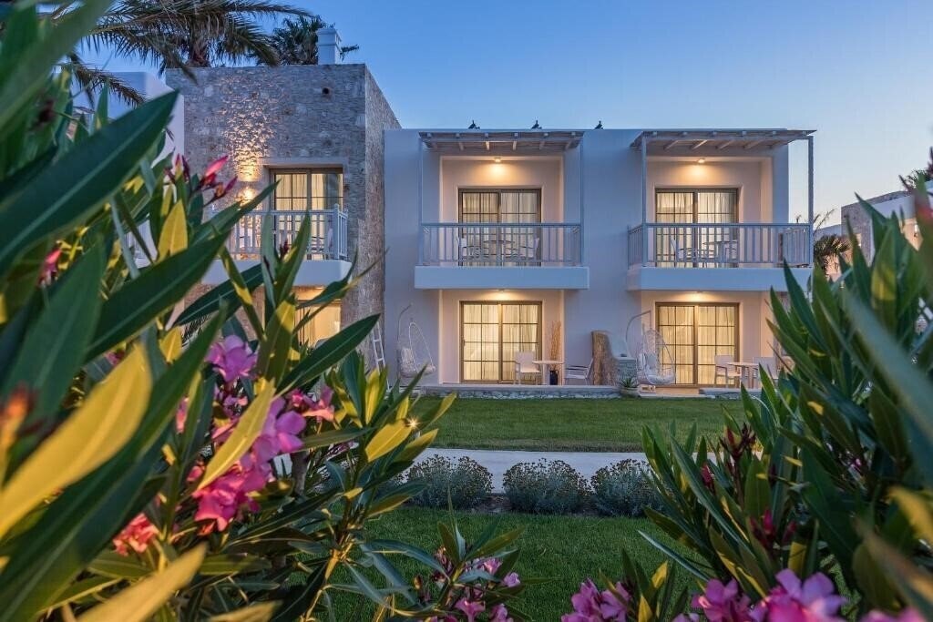 Отель White Pearls Luxury Suites Adults Only 4*