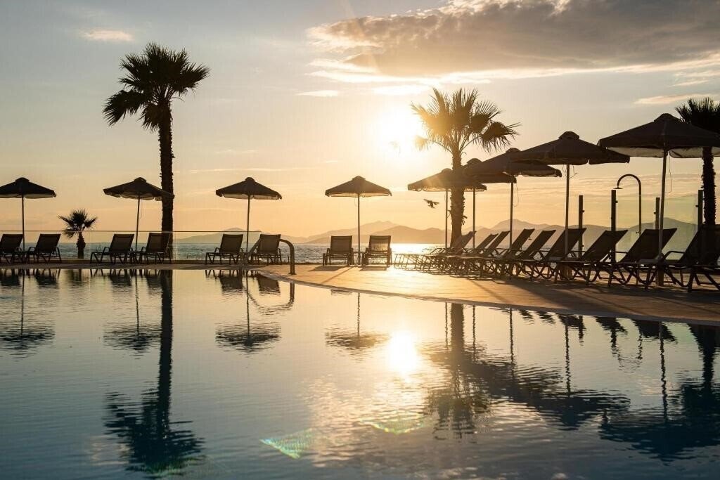 Отель The Aeolos Beach Hotel 4*
