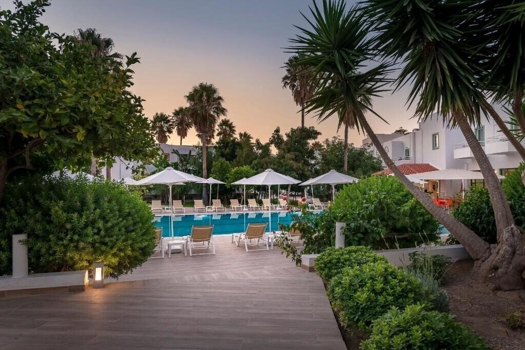 Отель Alexandra Beach Hotel 3*