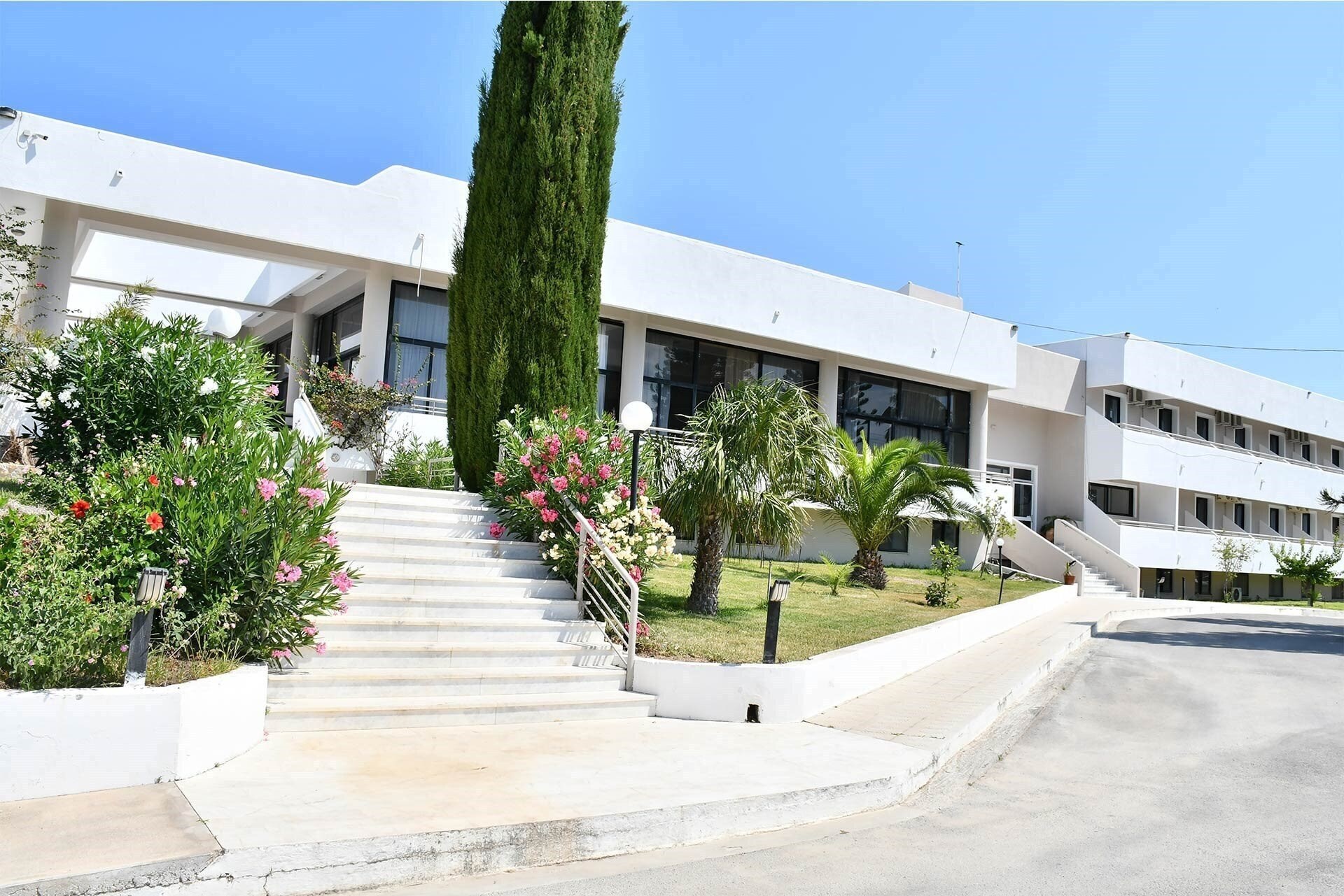 Готель Cavo Mediterraneo 3*