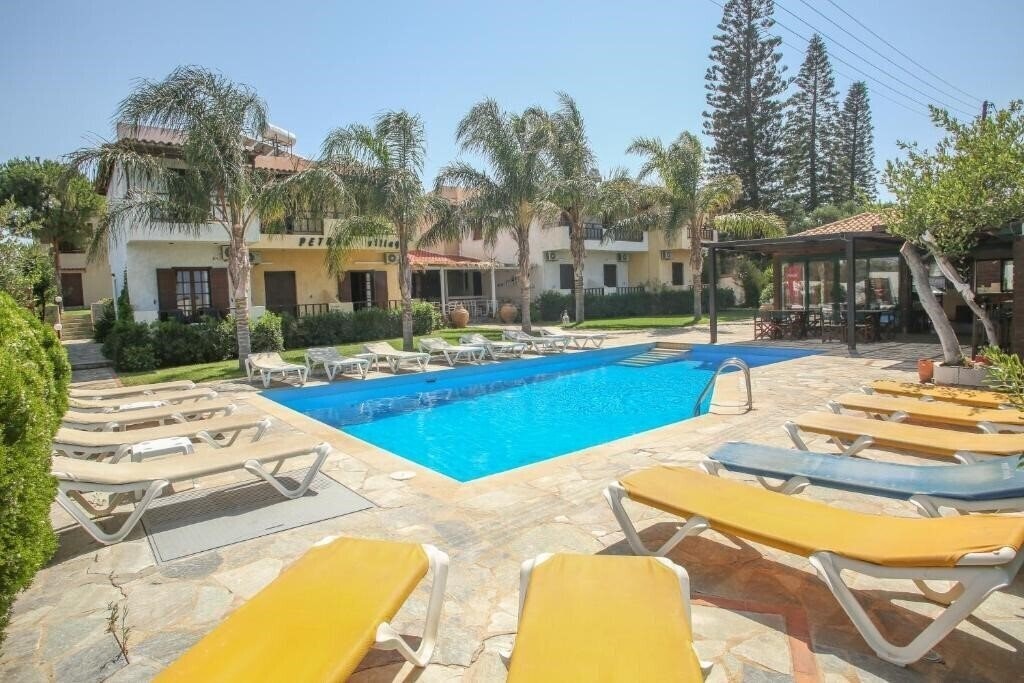 Отель Petros Hotel 3*