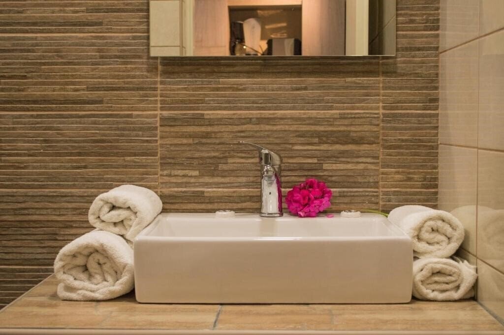 Фото Nireas Hotel 2*