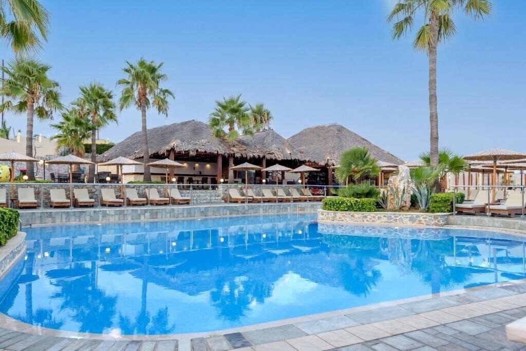 Готель Theo Hotel 4*