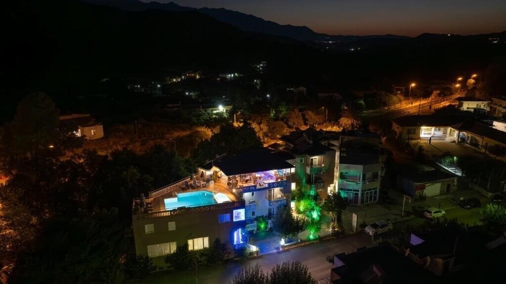 Отель Labyrinth Hotel 2*