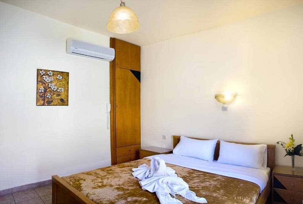Отель Nicolas Hotel 2*