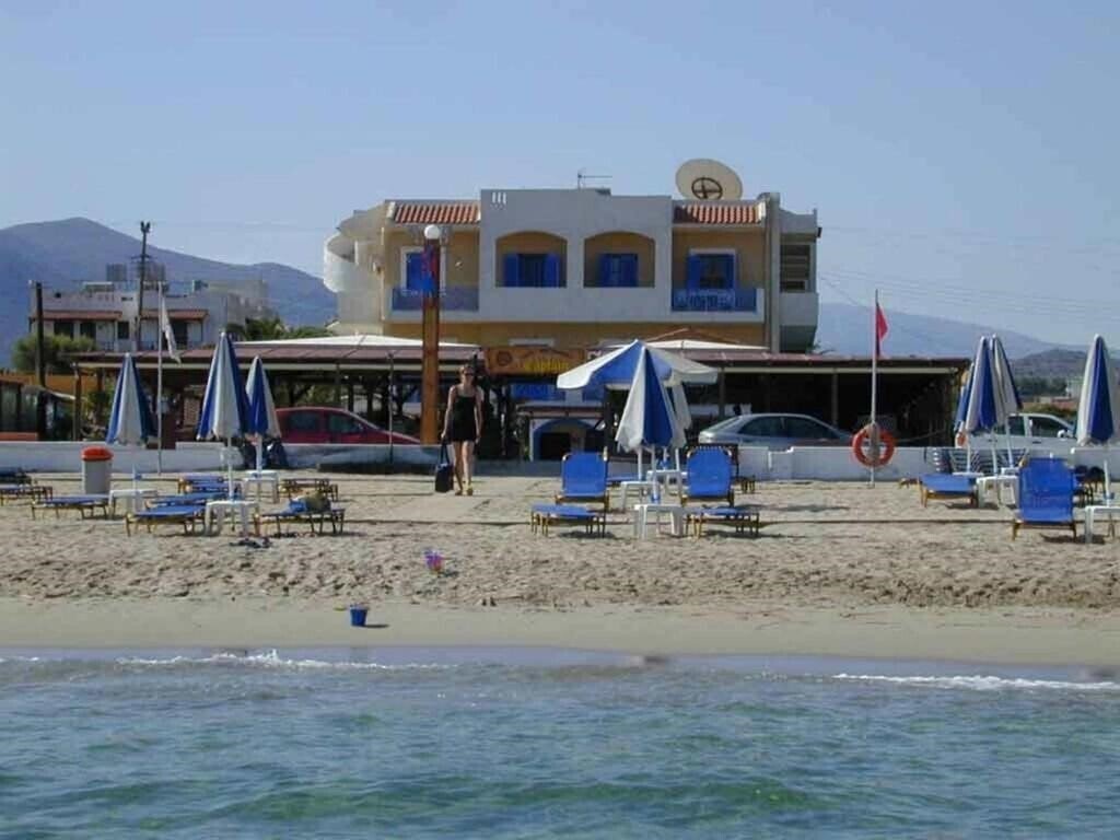 Фото Mikes Beach Apartments & Studios 3*