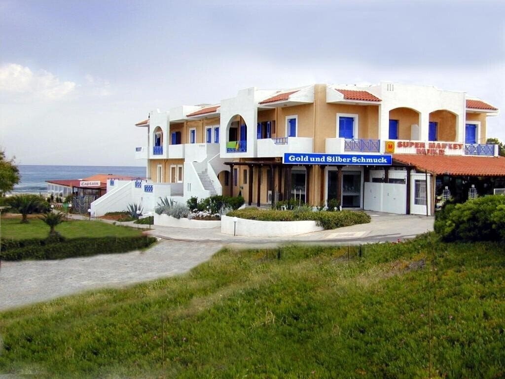 Готель Mikes Beach Apartments & Studios 3*