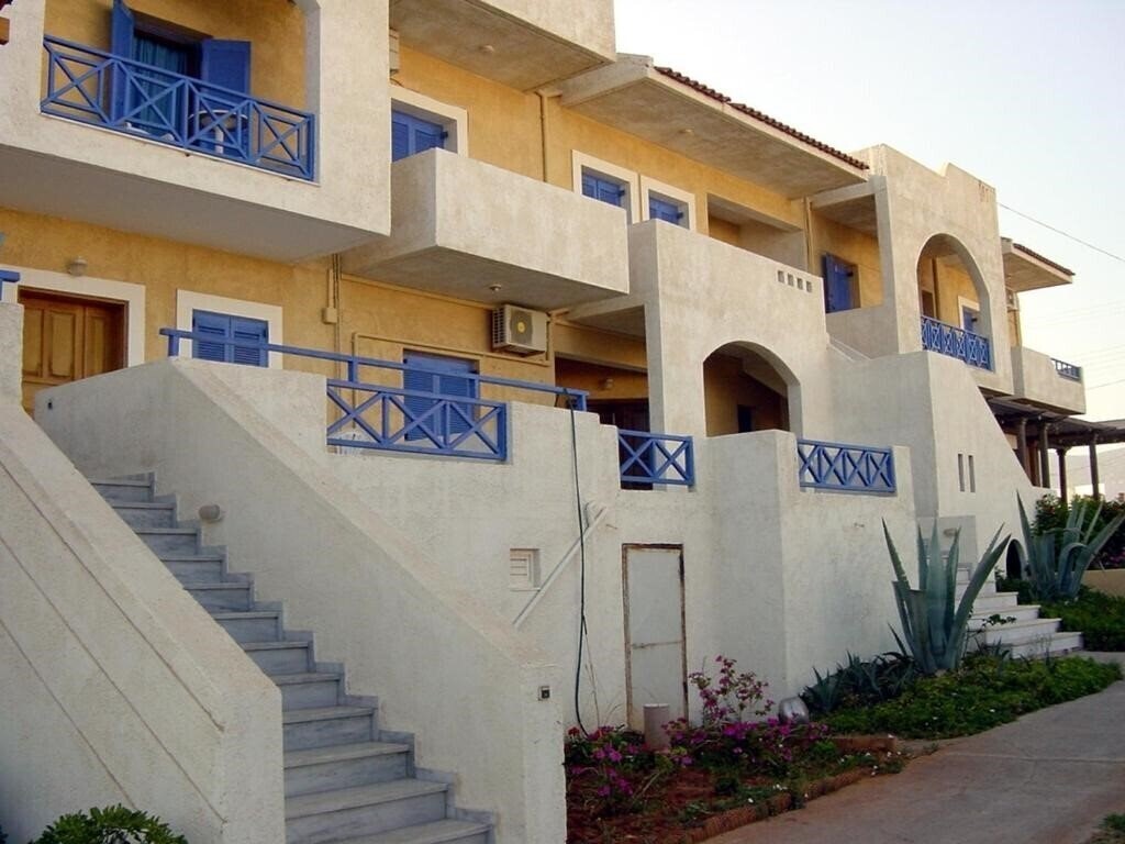 Фотографія Mikes Beach Apartments & Studios 3*