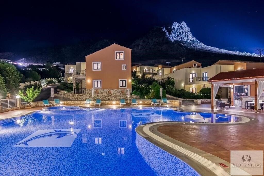 Готель Pilot'S Villas Luxury Suites 4*