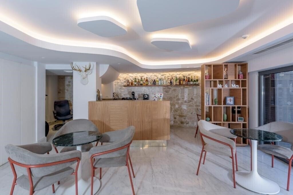 Готель Iraklion Hotel 2*
