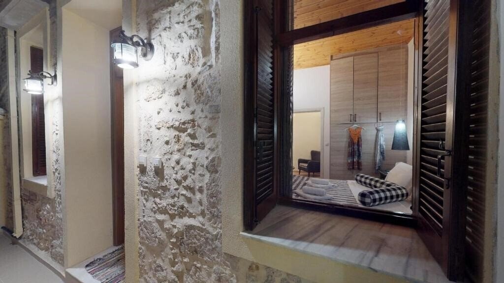 Отель Porto Enetikos Suites 4*