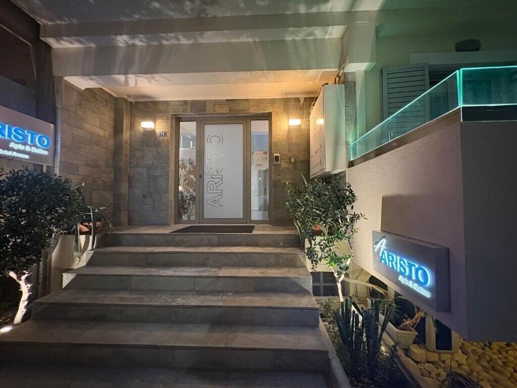 Отель Aristo Apartments 3*