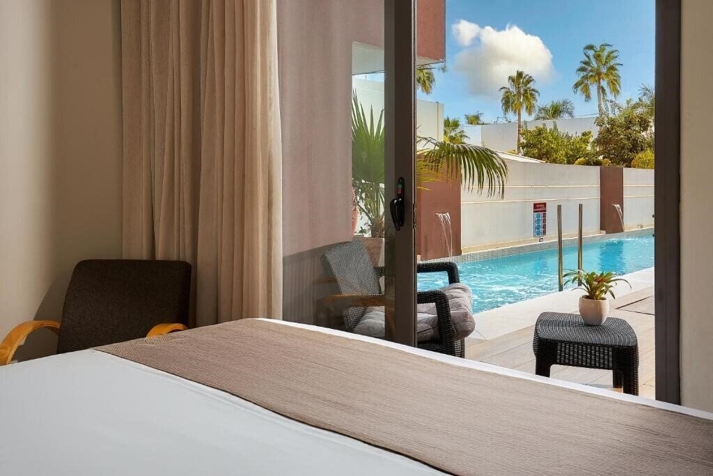 Готель Dionyssos Hotel 4*