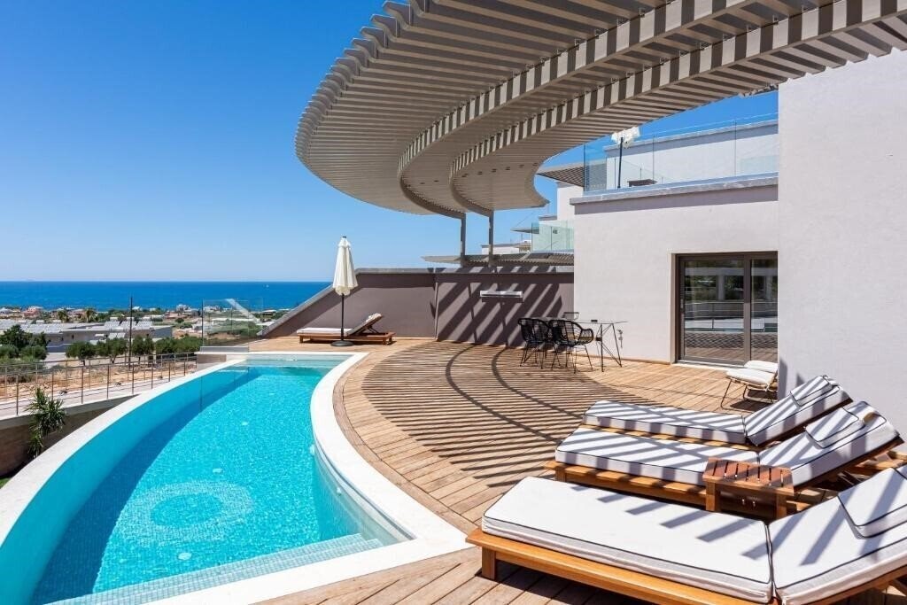 Готель Onira Suite Dreams 4*