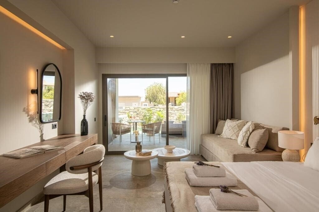 Готель Elea Suites & Residences 4*