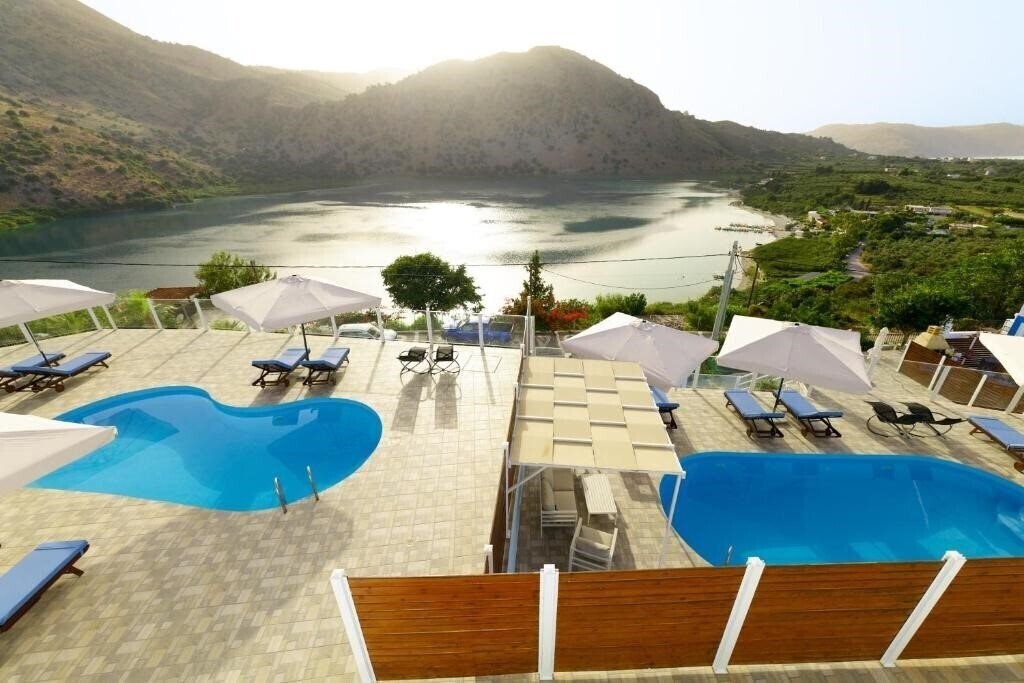 Готель Lake View Suites 4*