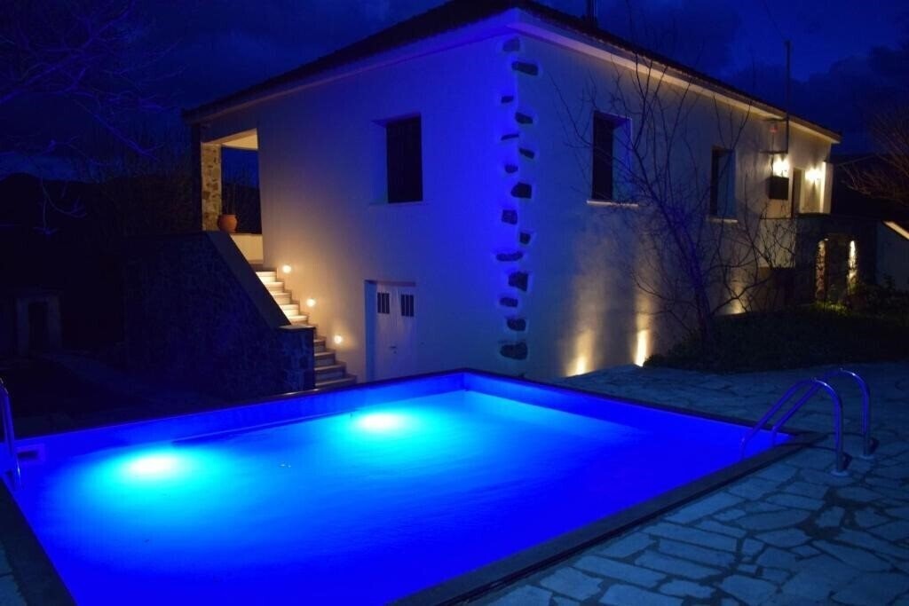 Отель Villa Vlatos 4*