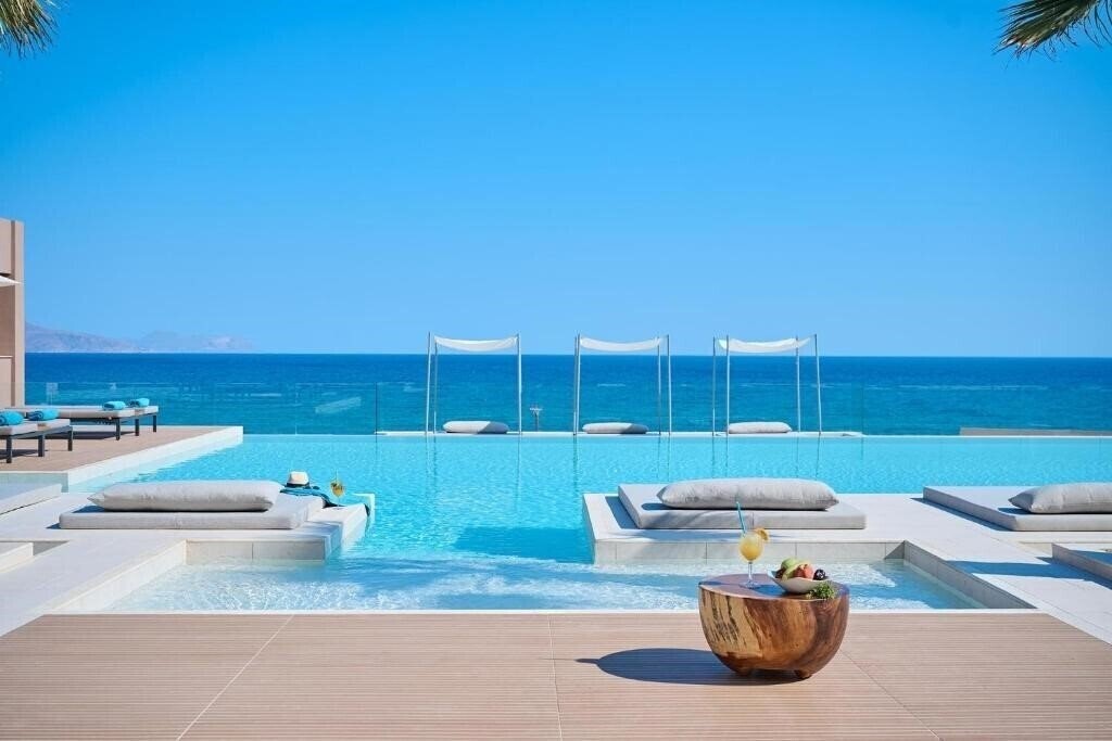 Готель Oros Luxury Beach Resort 5*
