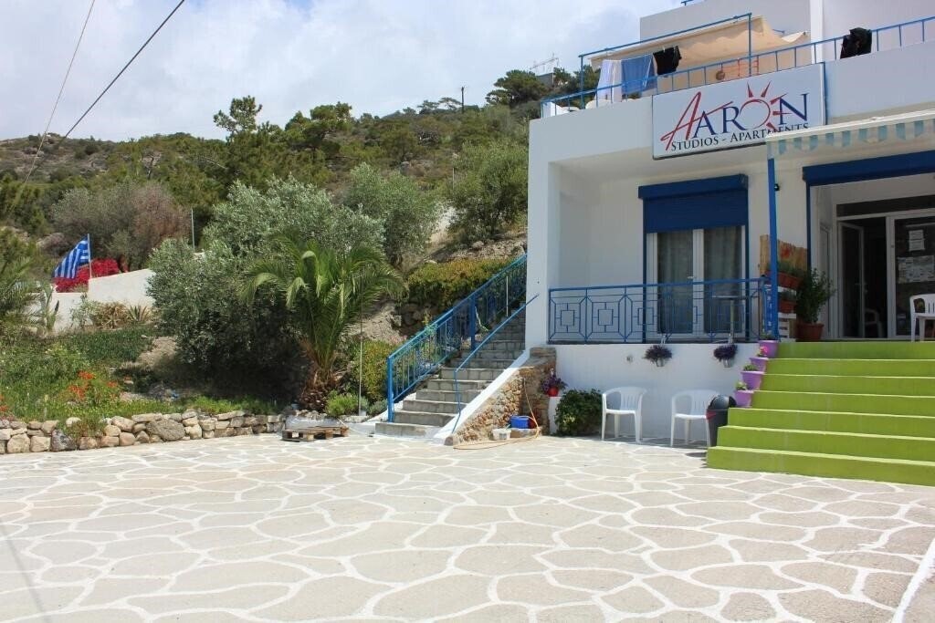 Отель Aaron Studios Apartments 2*