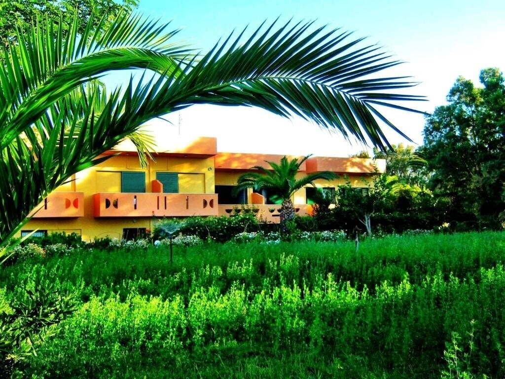 Отель Chrissas Beach Apartments - Hotel Rooms & Apartments 3*