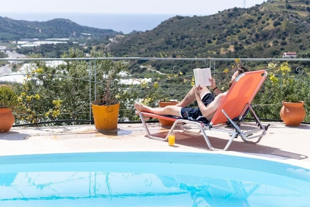 Отель Sarakinas Residences 3*
