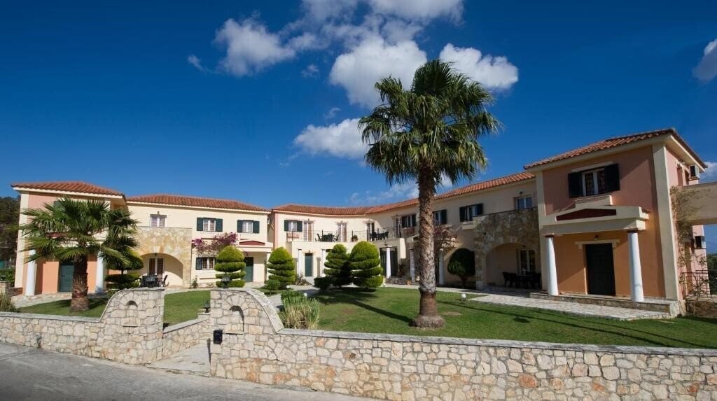 Изображение Elanthi Village Apartments 2*