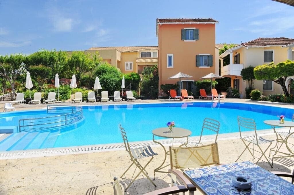 Готель Alkyon Apartments & Villas 2*