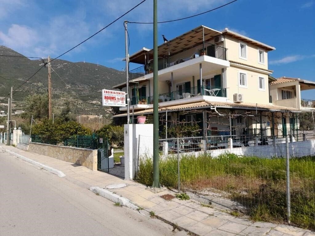 Отель Zotos Studios & Apartments 2*