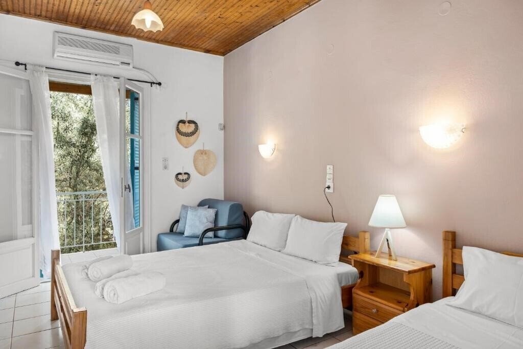 Фото Oceanis (Mikros Gialos) 3*