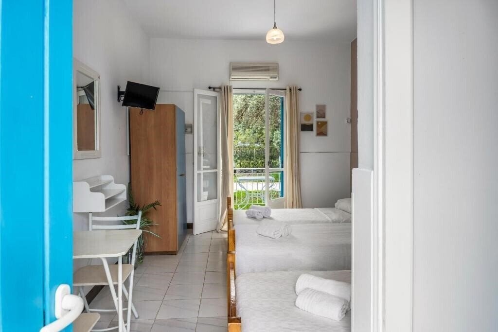 Фотография Oceanis (Mikros Gialos) 3*