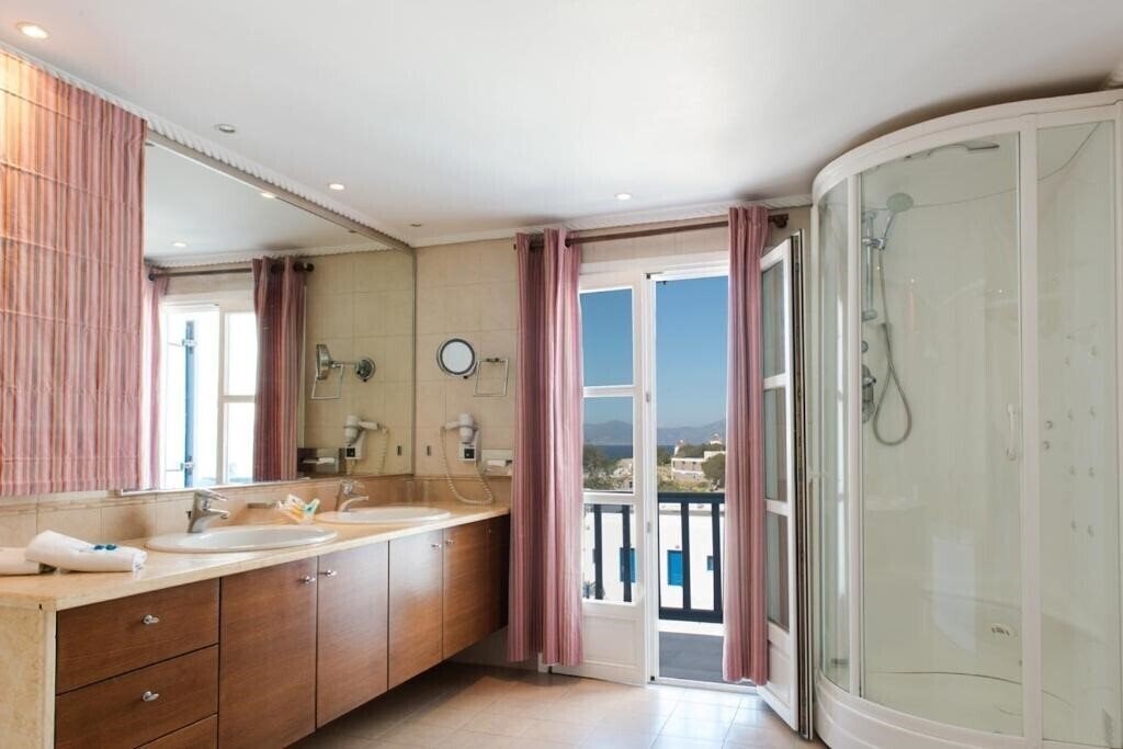 Фото Poseidon Hotel & Suites 4*