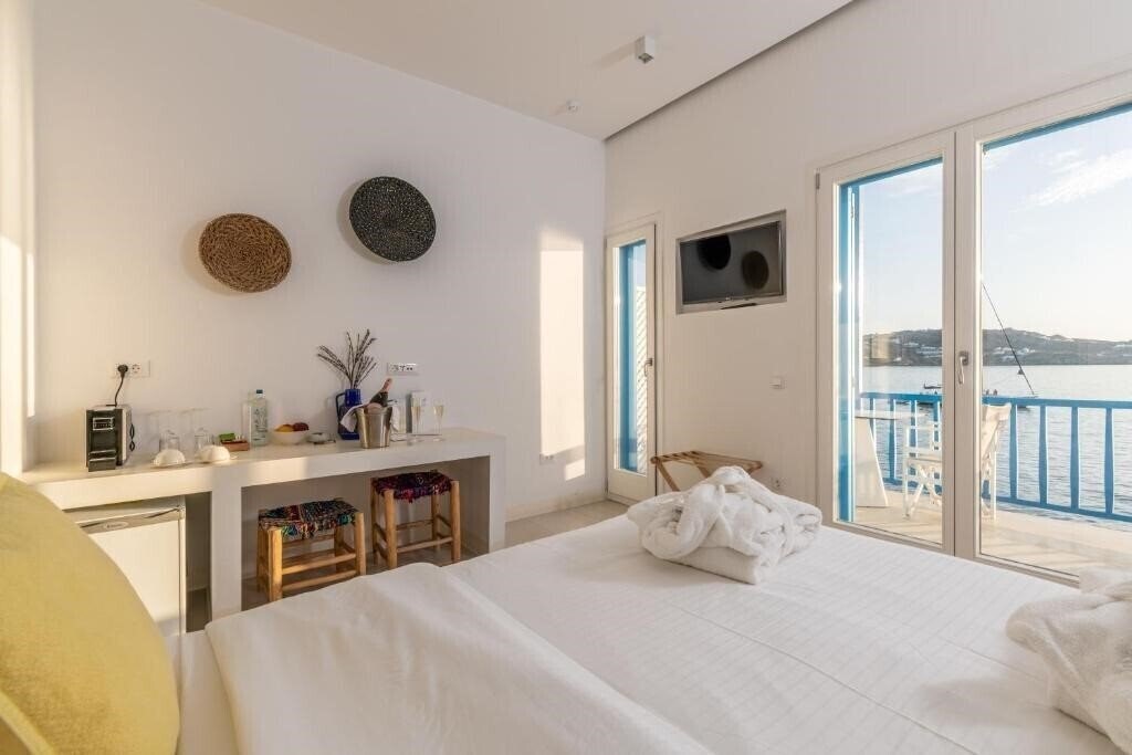 Фото Bluetopia Suites 4*