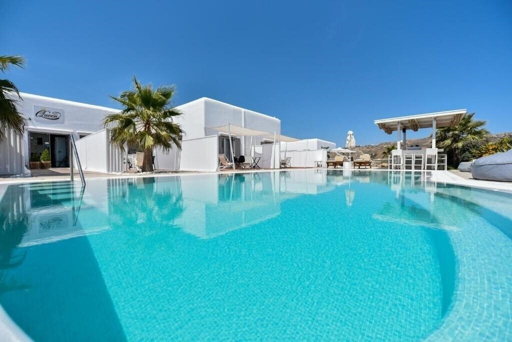 Готель Queen Boutique Suites 3*