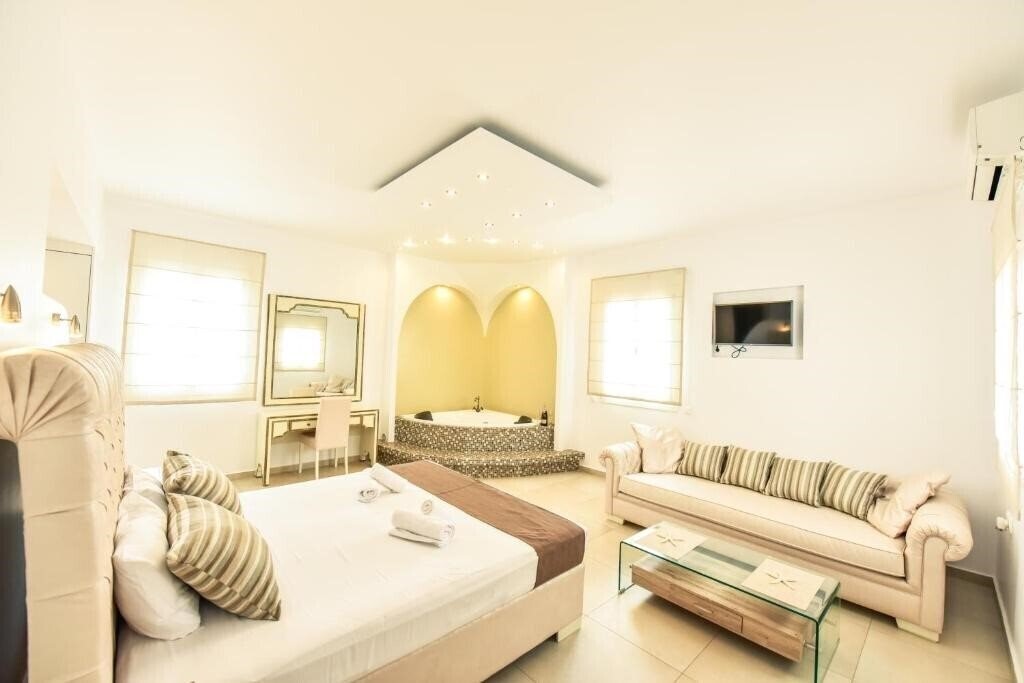 Фото Queen Boutique Suites 3*