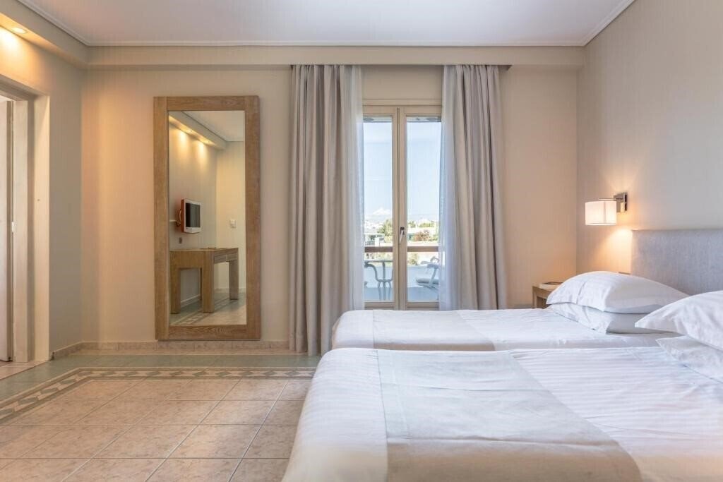 Фото Porto Naxos 4*