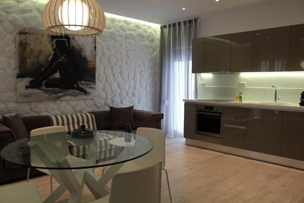 Готель Elegant Apartments 4*