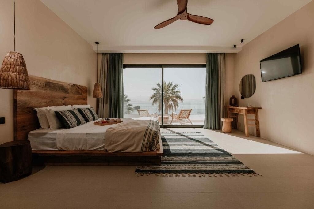 Фото Ostrako Beachside Suites 4*