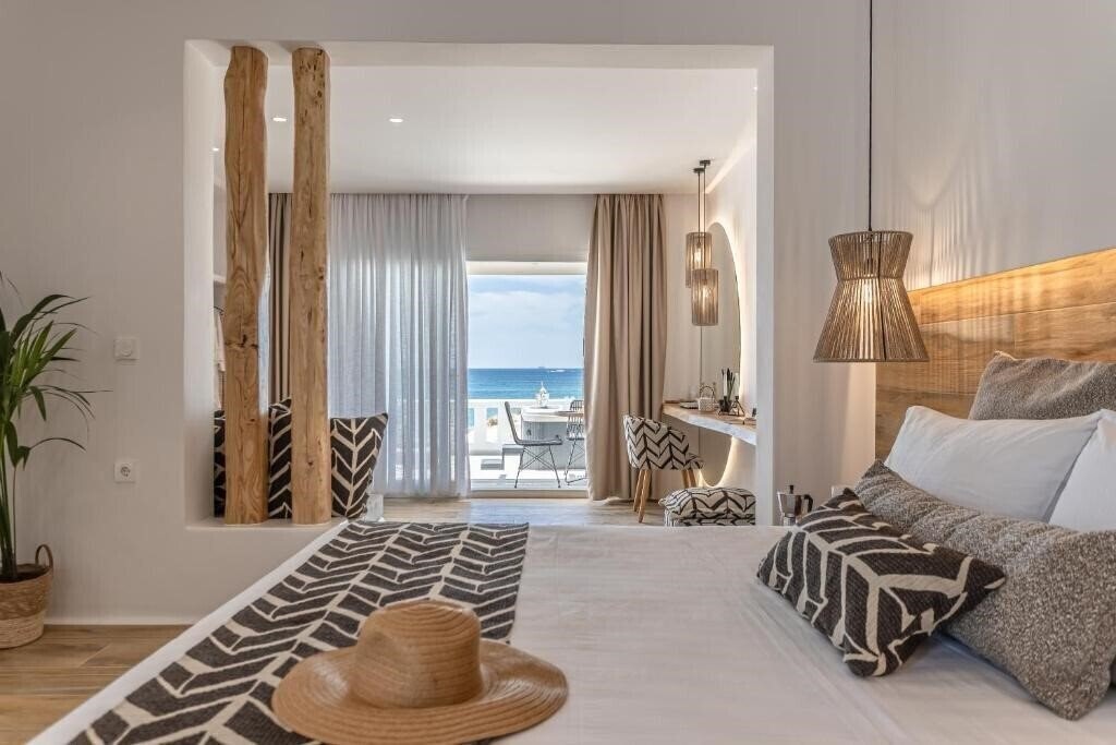 Отель Almiriki Naxos Beachside Living 4*