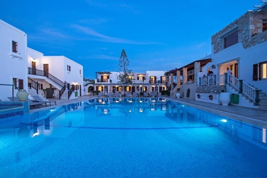 Готель Contaratos Beach 4*