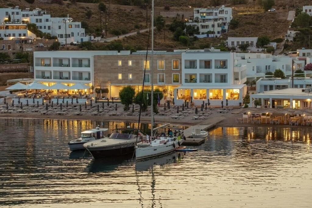Готель Patmos Aktis Suites & Spa Hotel 5*