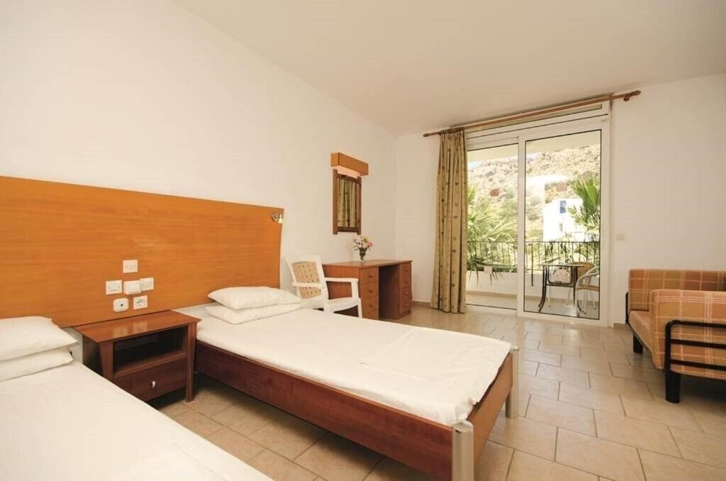 Фото Coliseum Studios & Apartments 3*