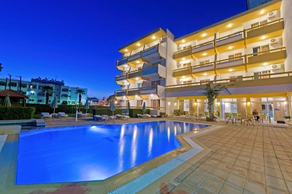 Готель Trianta Hotel Apartments 2*