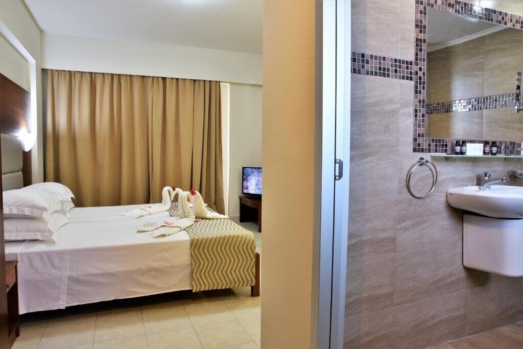 Фотографія Marathon Hotel 4*