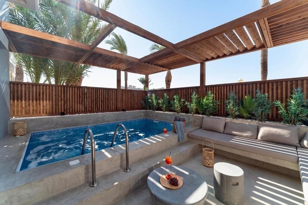 Фото Oasis Hotel 3*